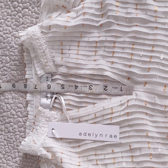 NWT Adelyn Rae XS White Gold Silver Foil Metallic Speckled Pleated Top - Picture 9 of 15
